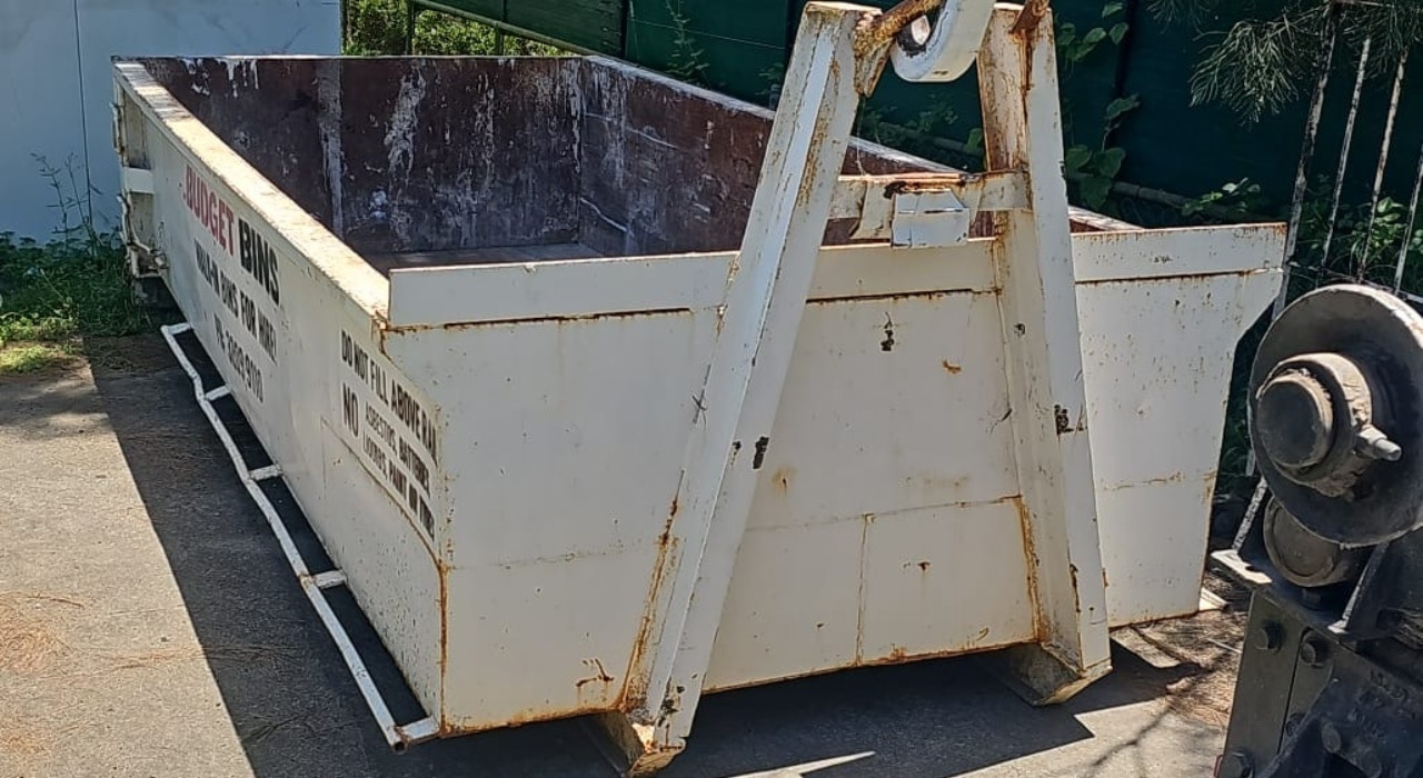 white hook skip bin placement brisbane gold coast budget bins Skip Bin Hire Durack | Fast and Affordable Bins
